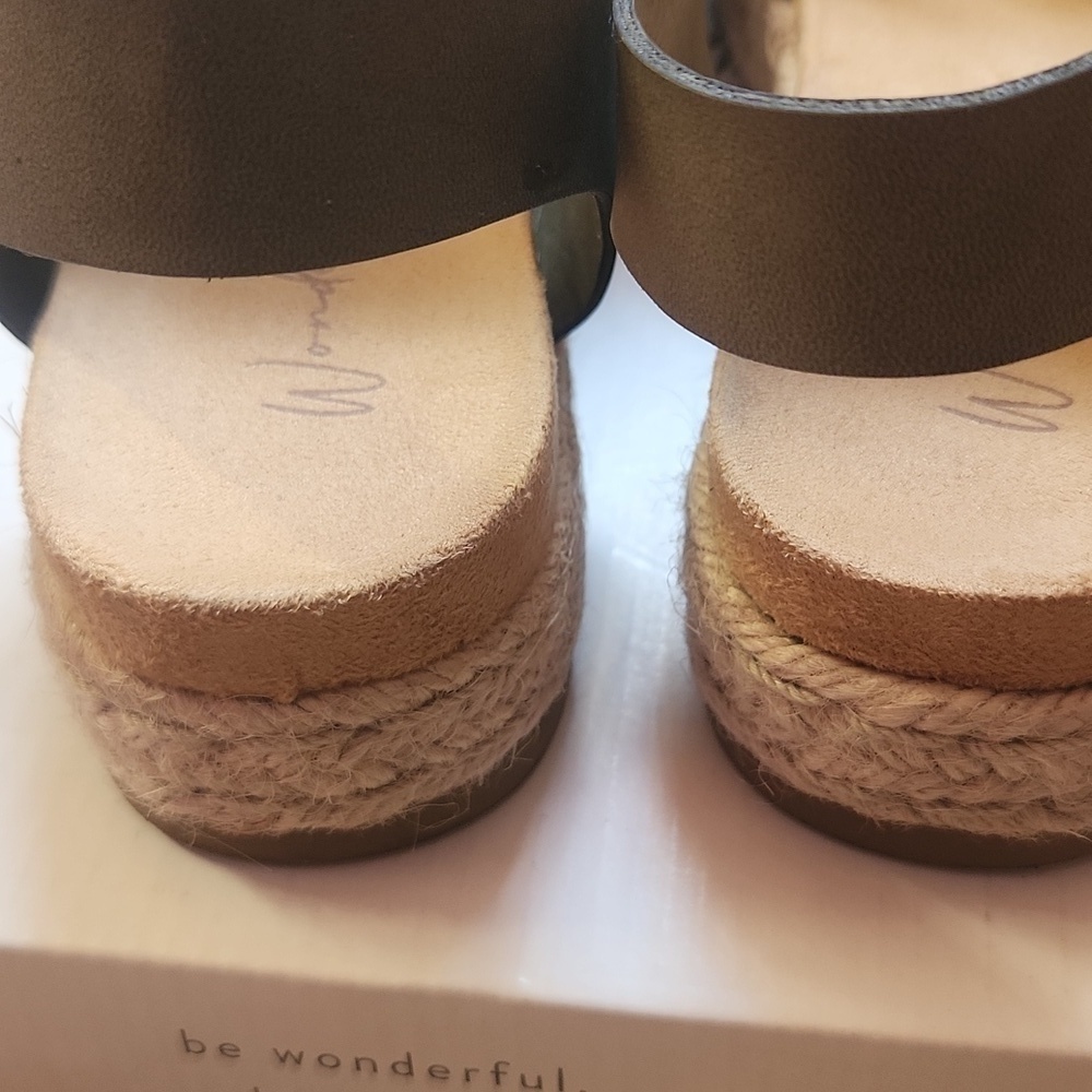 Wonderly olive Ruby women's size 6.5 platform sandal EUC - Picture 2 of 6